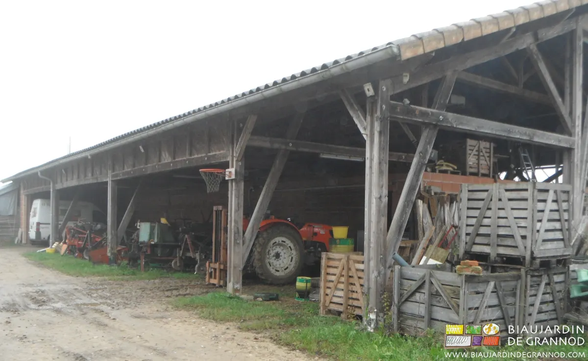 Belle longueur d'auvent abri à matériel. Belle longueur d'auvent abri à matériel.